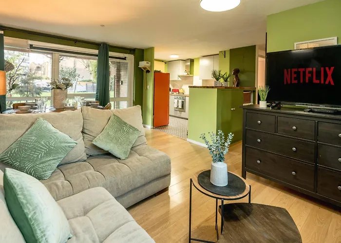 20 Percent Off May- Mobilerate Offers-Genius Offers-Londonbridge City Apartment W Free Parking-Wifi-Sleeps 7-4Bd-Location-Family!