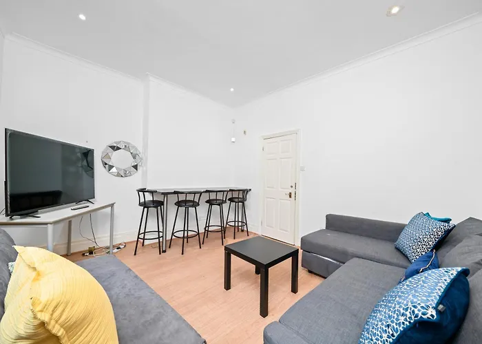 Cozy 2-Bed Group & Family Apartment Near Excel & 02 Arena With Parking & Balcony