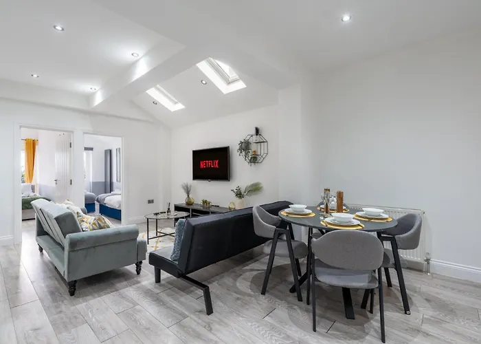 Spacious & Comfortable 3-Bedroom Retreat In Nw10
