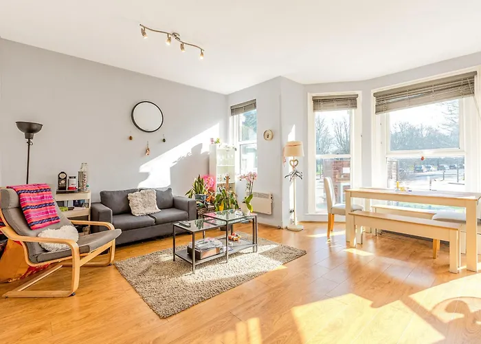 New Listing! 2Br Flat With Patio In Clapham Common