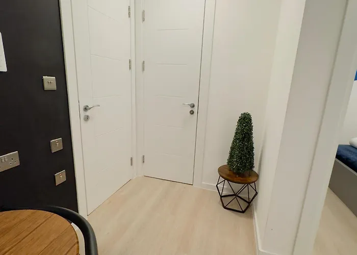 1 Bedroom Sleeps 4 In Golder Green Nw11 London
