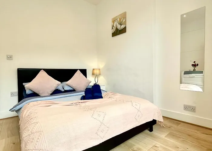 A Ground Floor One Double Bedroom Flat With Garden