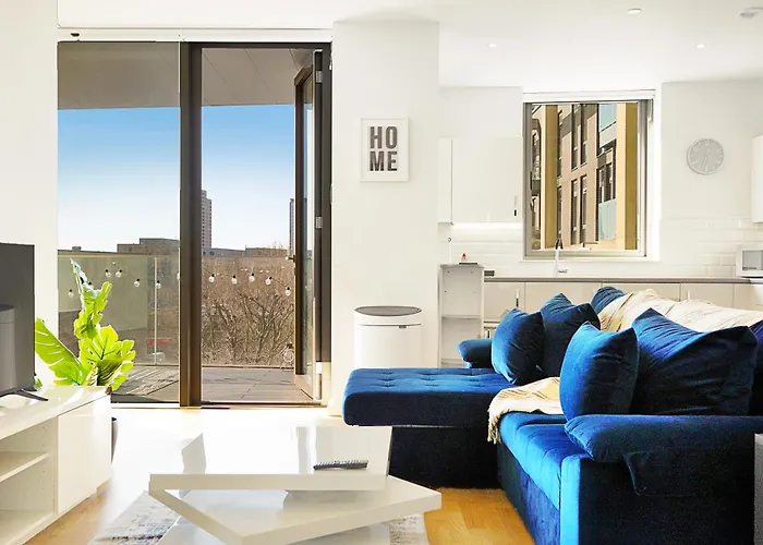 Stunning Flat With Large Balcony Overlooking River By Cto Serviced Apartments
