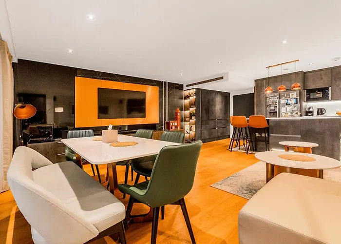 Upscale 3Br Apt W Balcony, 3Min Railway Station