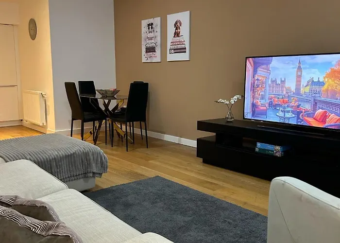 Modern 2-Bedroom Flat Near Wembley - 9 Minutes From Park Royal Station