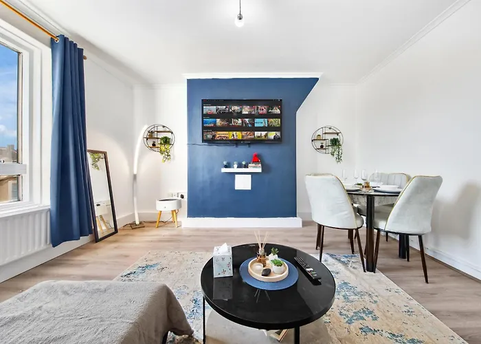 Modern 2 Bed Apartment Sleeps 7