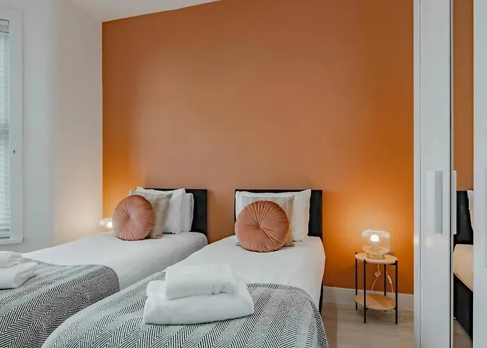 The Stylish Shamrock City Escape - Luxury Apt With Garden - Near Westfields - Sleeps 8