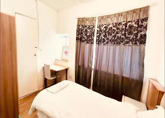 R8 Single Bed Superb En Suite