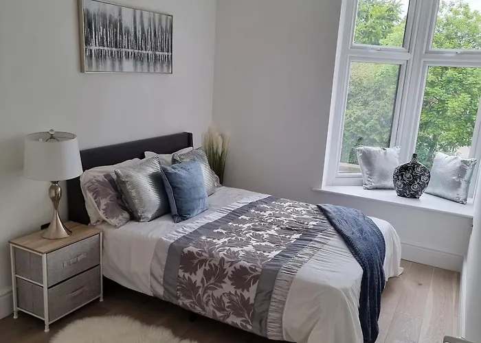 Stunning 3-Bedroom, 2-Bathroom, Garden & Hot Tub, West Kensington