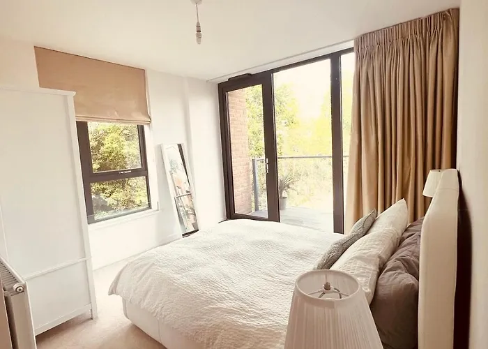 Spacious And Luxury 2 Bed 2 Bath Just 5 Minutes Walk From The Underground