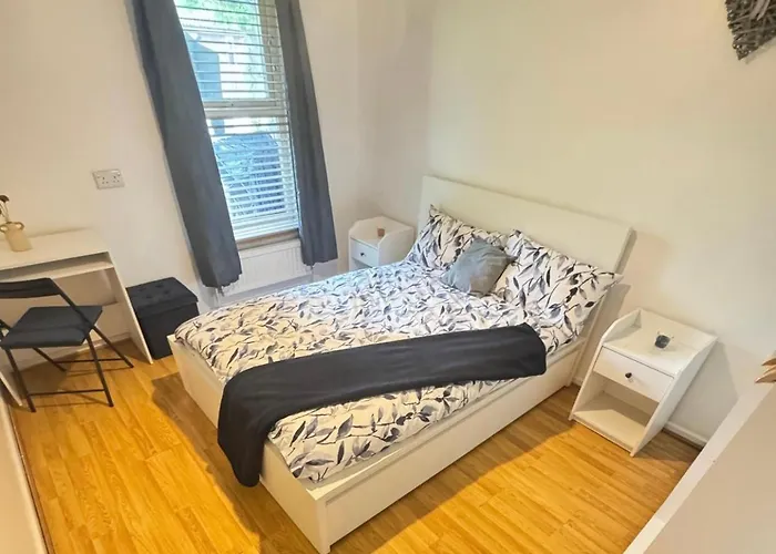 Bright & Cozy Double Room With Great Transport Links