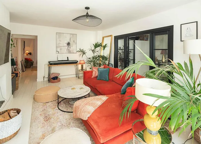 Stylish 2Bd Garden Retreat: Bright & Elegant Stay