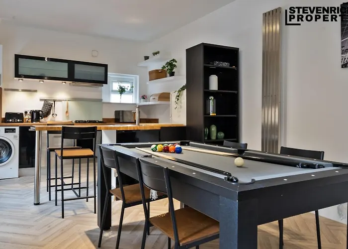 Pool Table High End Apartment 2 Beds 4 Guests Wifi