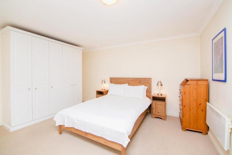 Oyo 140 Meridian Place London