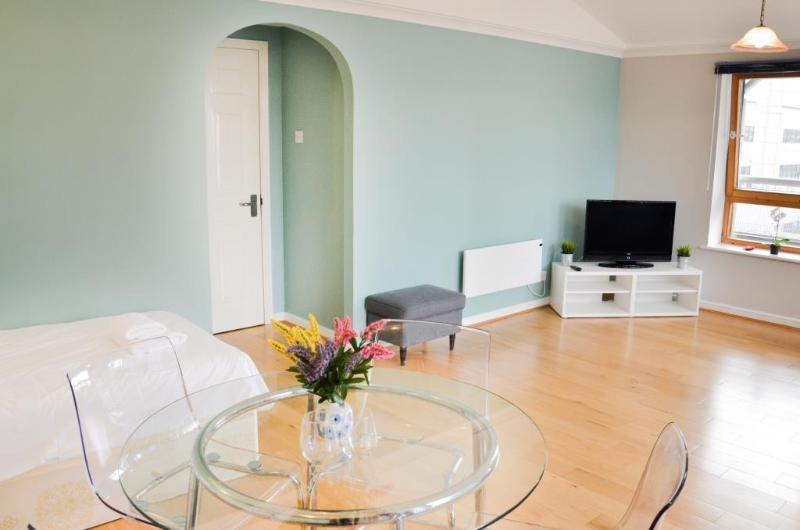 Hotel Oyo 140 Meridian Place London