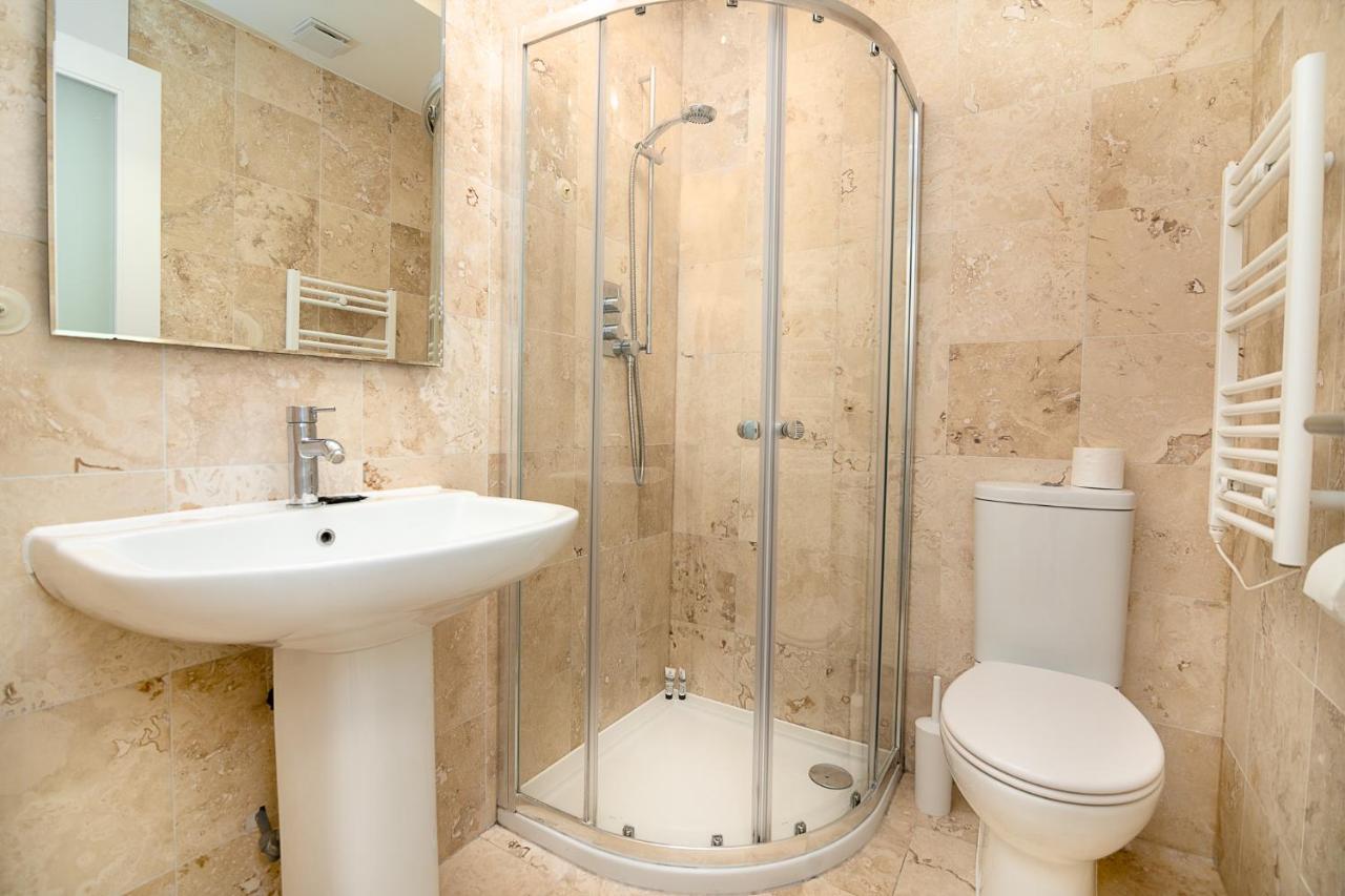Modern 1 Bed Flat For Up To 2 People In Holborn, With Free Wifi * Londres