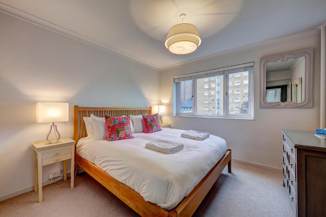 Stunning Two Bed Flat Apartment *