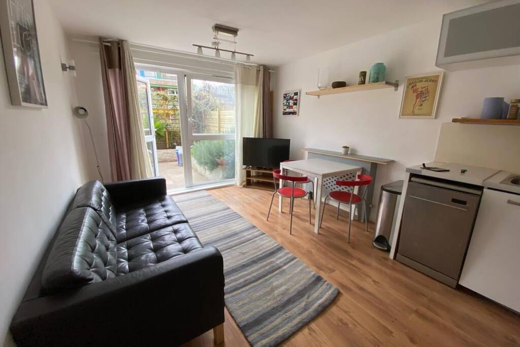 Apartment Two Bedroom Garden Flat In Zone 2 *