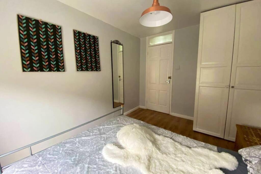 Two Bedroom Garden Flat In Zone 2 Apartment *