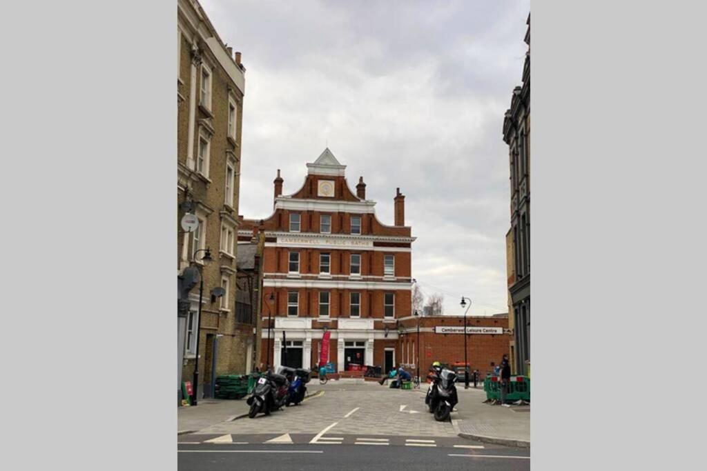 Two Bedroom Garden Flat In Zone 2 * London