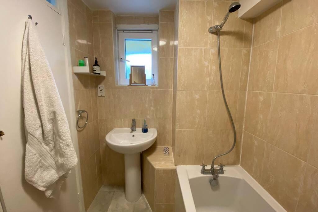 Apartment Two Bedroom Garden Flat In Zone 2 *