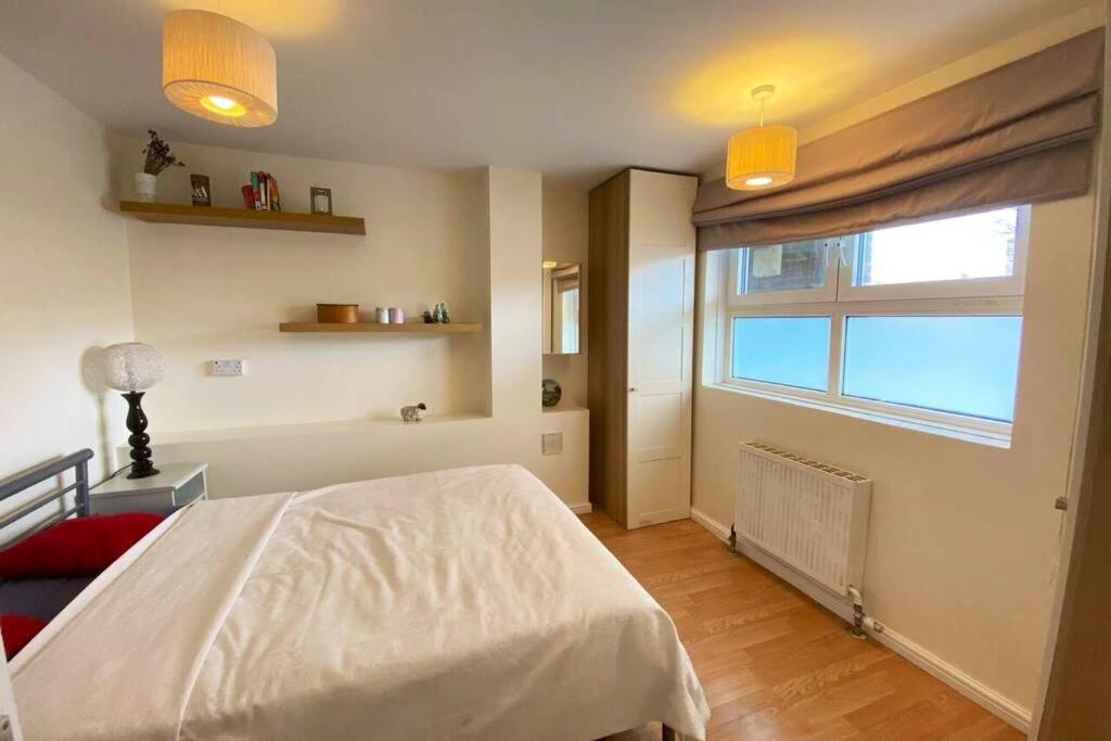 Two Bedroom Garden Flat In Zone 2 London