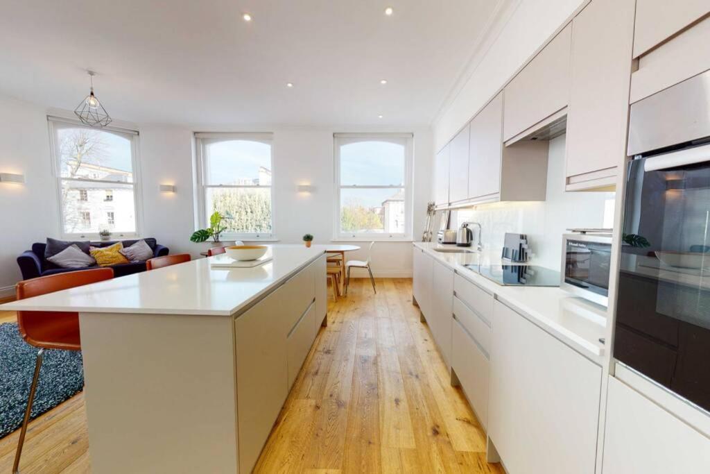Superb 3 Bed Flat Camden 5 Min Walktube Station *
