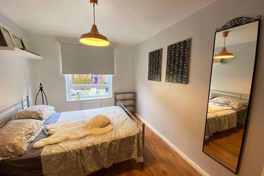 Two Bedroom Garden Flat In Zone 2 Apartment *