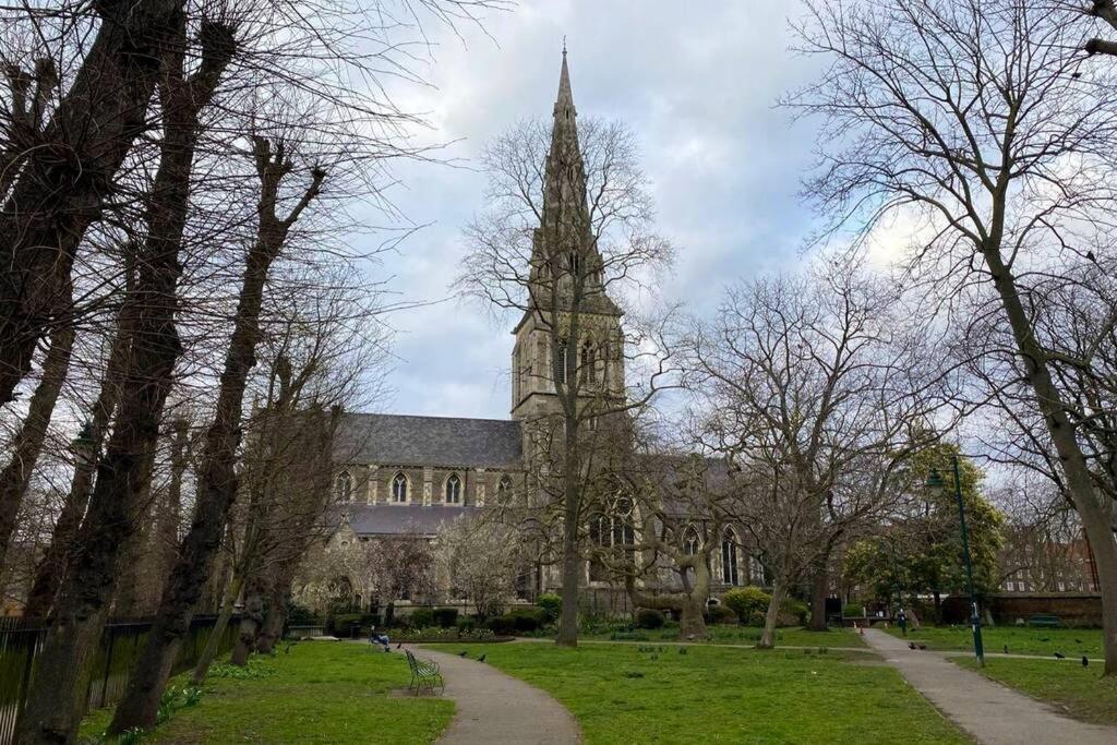 Two Bedroom Garden Flat In Zone 2 * London