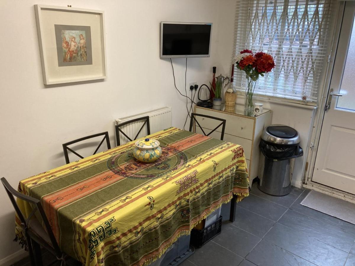 Garden Oasis Apartment: Central, Private & Parking London