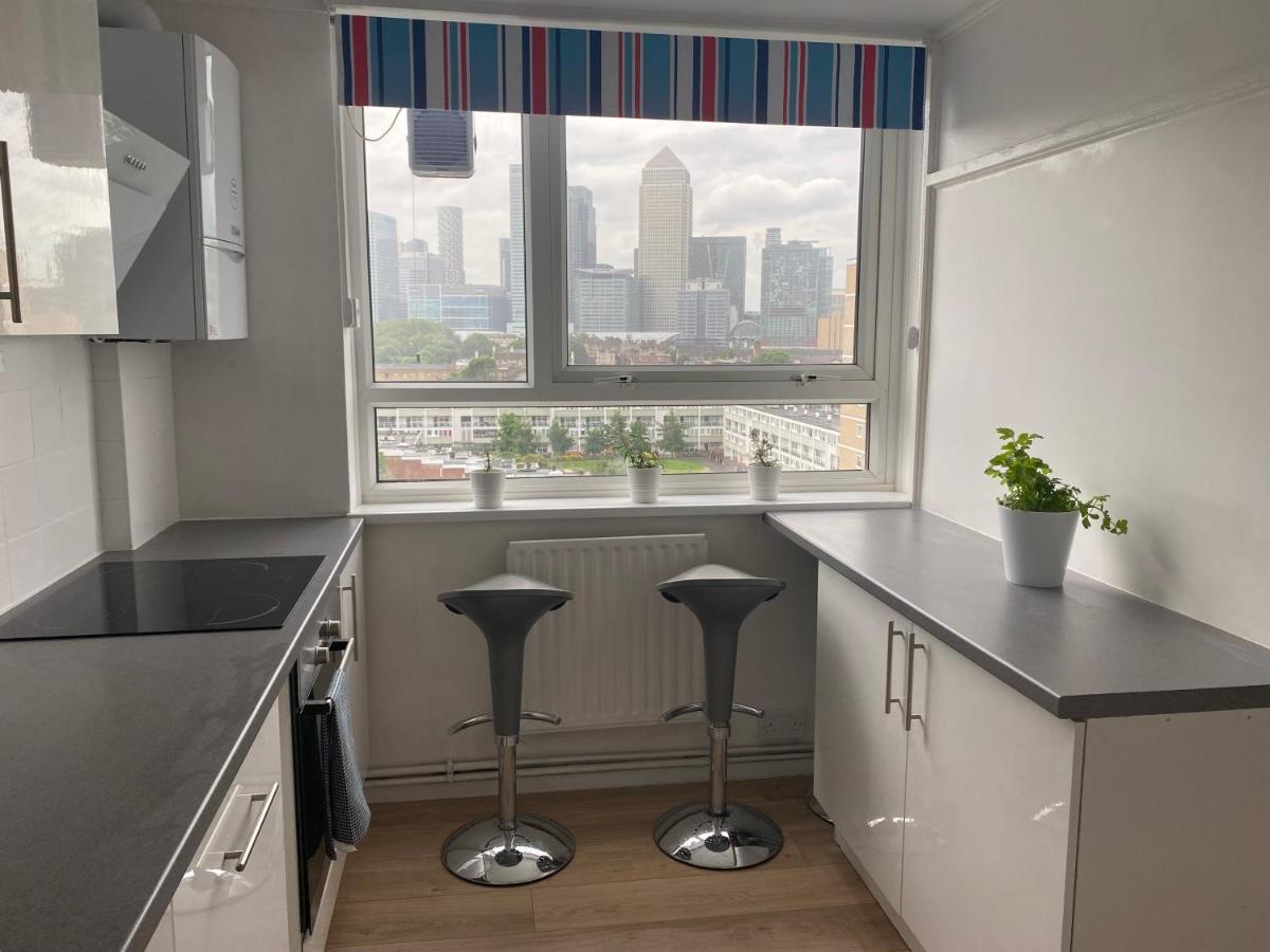 Bedroom With An Office Desk In A Shared 2 Bedroom Flat Near Canary Wharf Privatunterkunft *