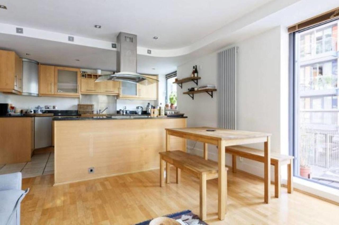 Peaceful Modern 2 Bedroom Flat With Water Views Apartment