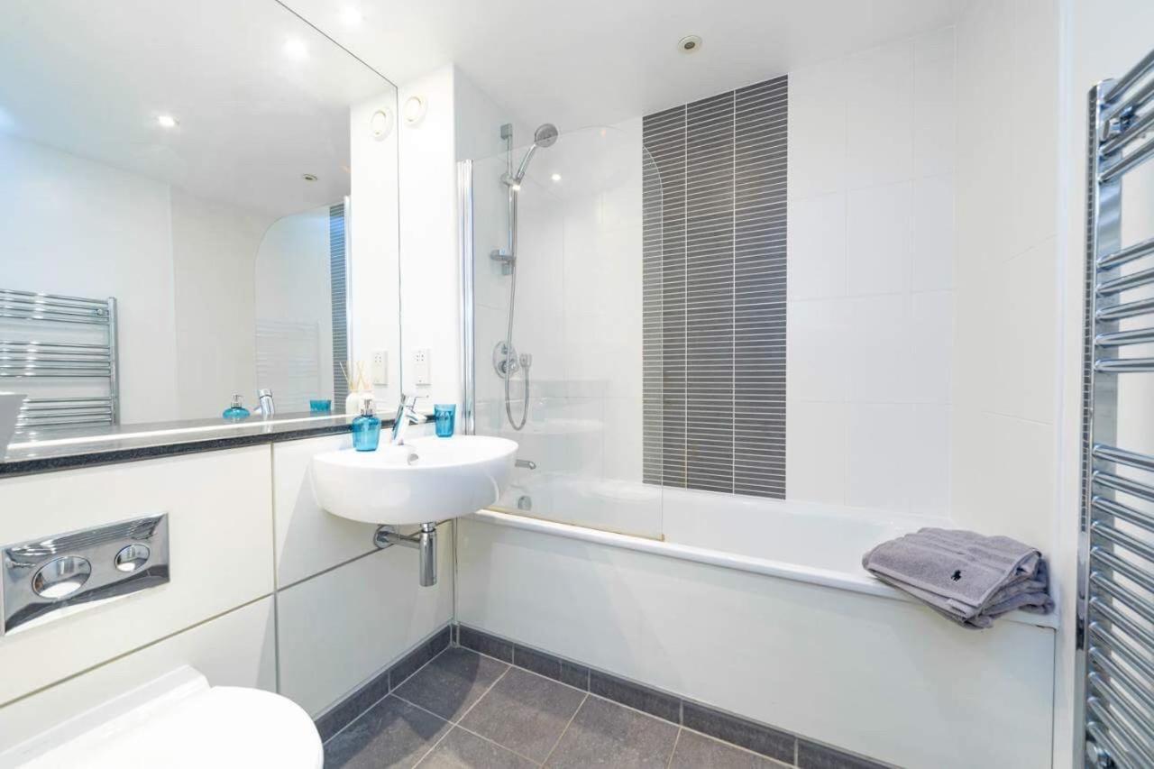With Private Bathroom In A Modern Two Bedroom Two Bathroom Flat