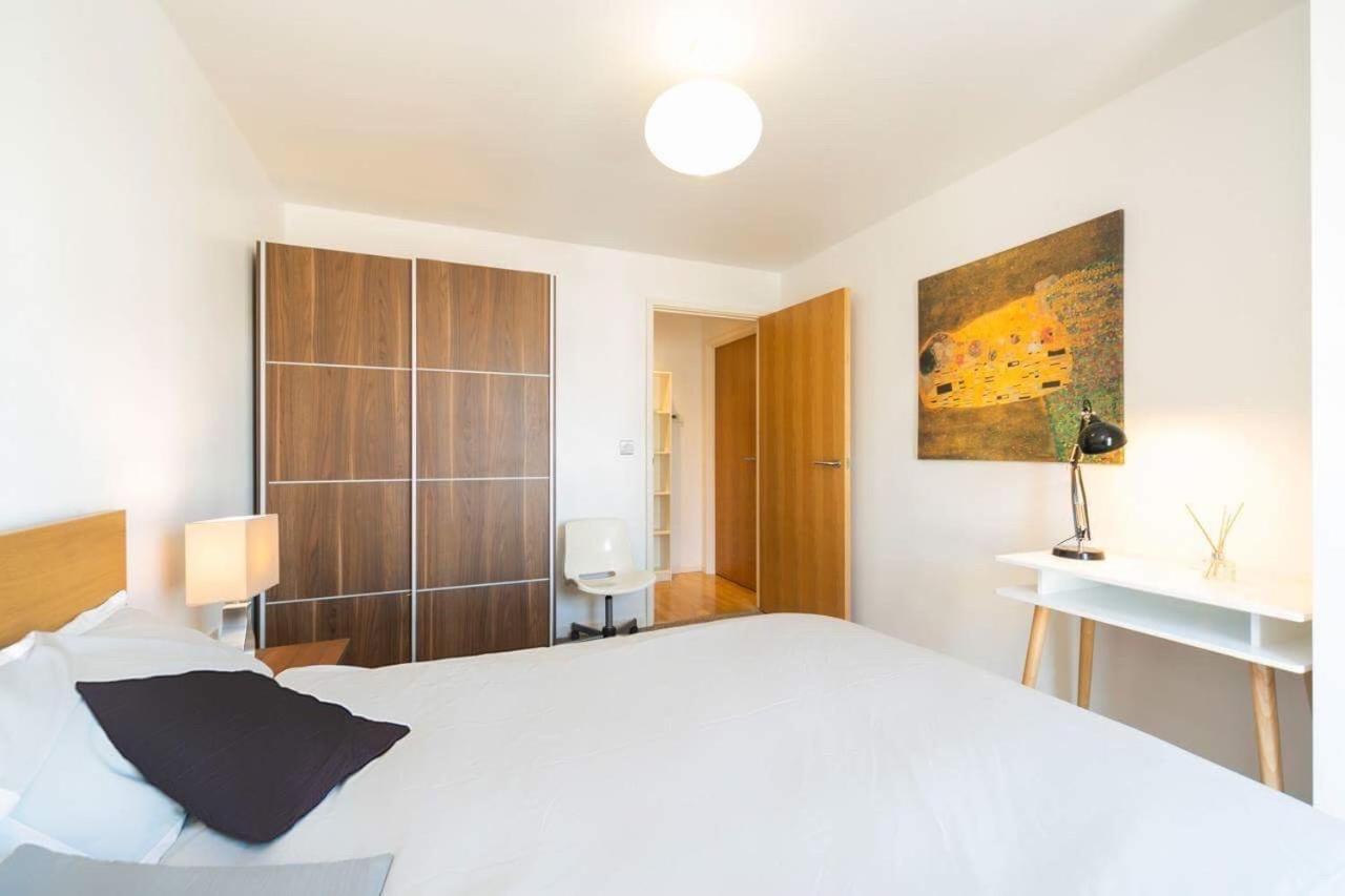 With Private Bathroom In A Modern Two Bedroom Two Bathroom Flat *