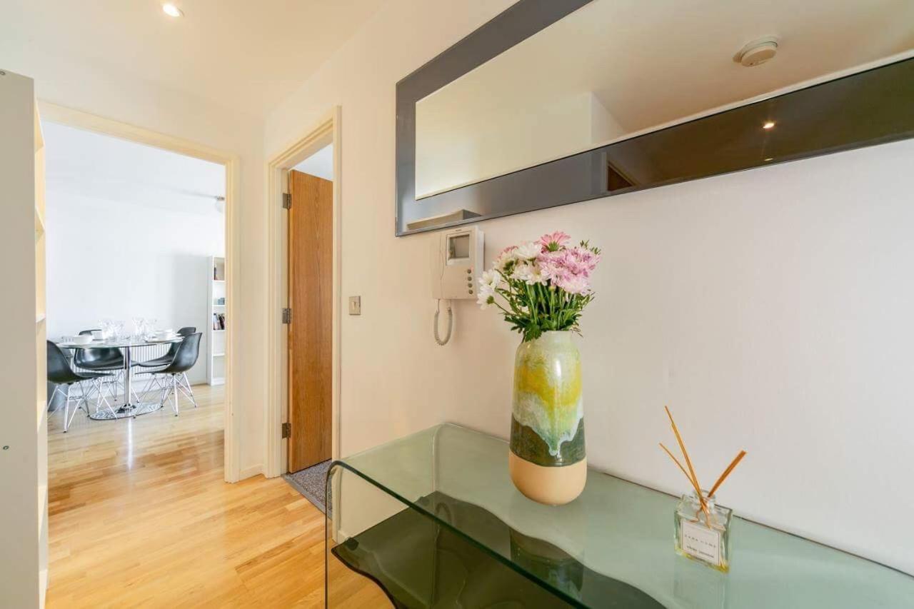 With Private Bathroom In A Modern Two Bedroom Two Bathroom Flat Homestay *