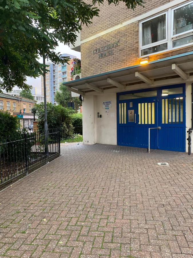Privatunterkunft Bedroom With An Office Desk In A Shared 2 Bedroom Flat Near Canary Wharf *