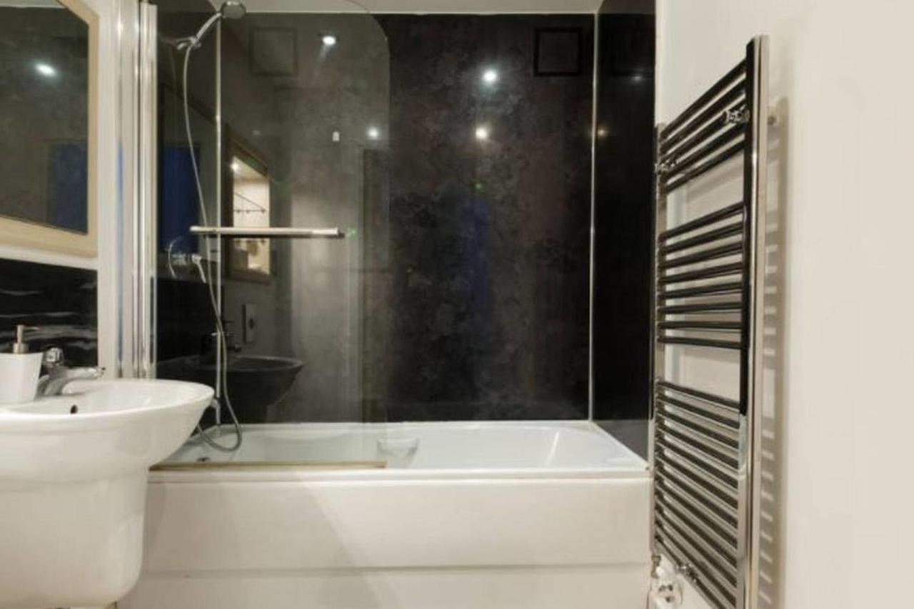 Peaceful Modern 2 Bedroom Flat With Water Views Apartment London