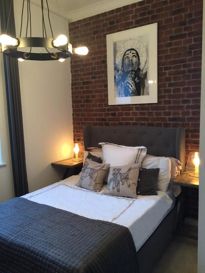 Spacious 1 Bedroom Split Level Old Pub Conversion Tower Bridge Apartment London