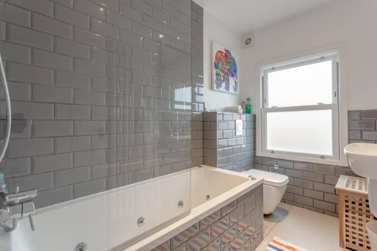 Stylish 2 Bedroom In *