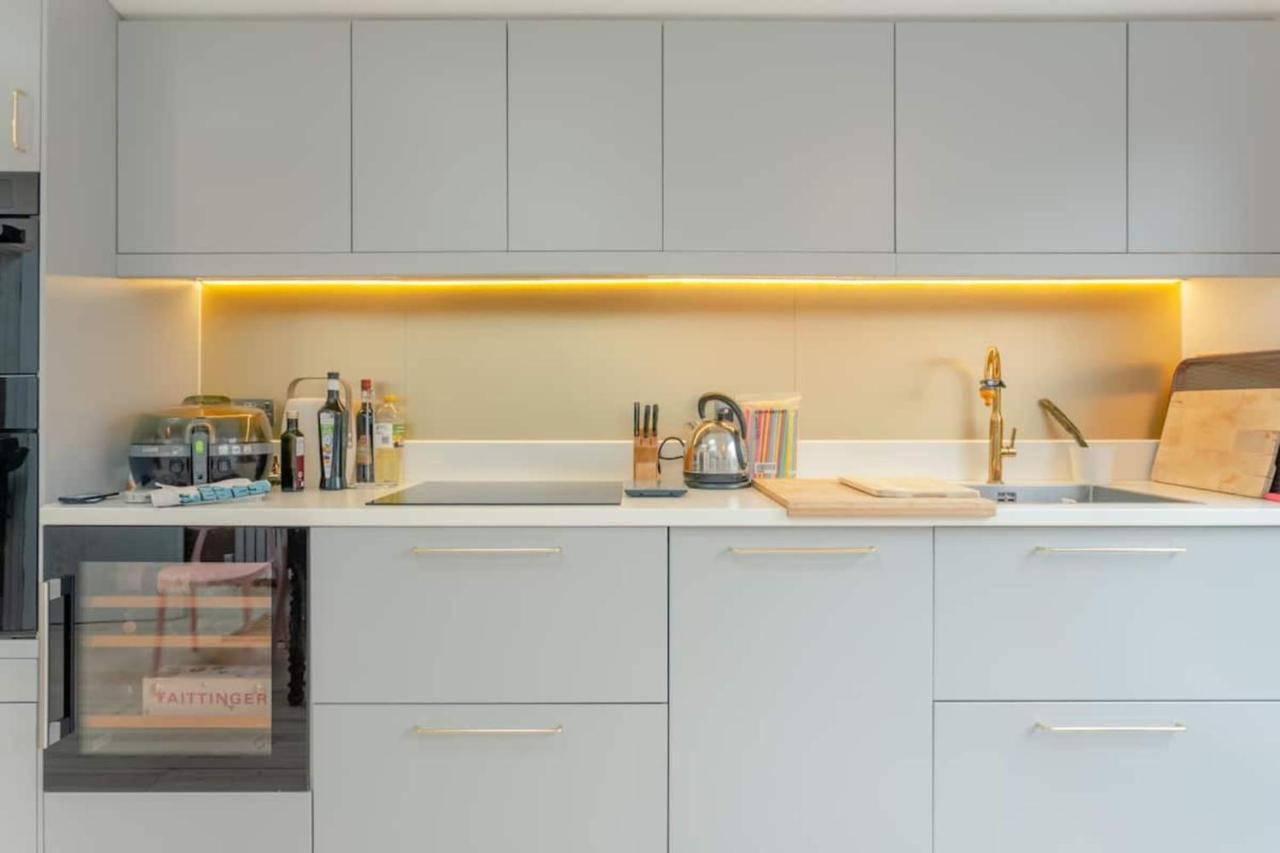 Apartment Stylish 2 Bedroom In *
