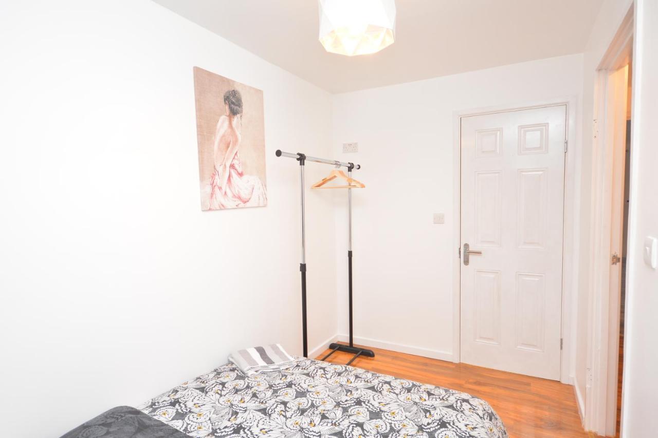 Newly Refurbished 3 Bedroom House Apartment *