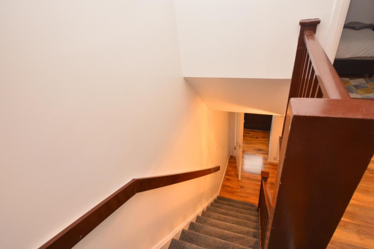 Newly Refurbished 3 Bedroom House Apartment *