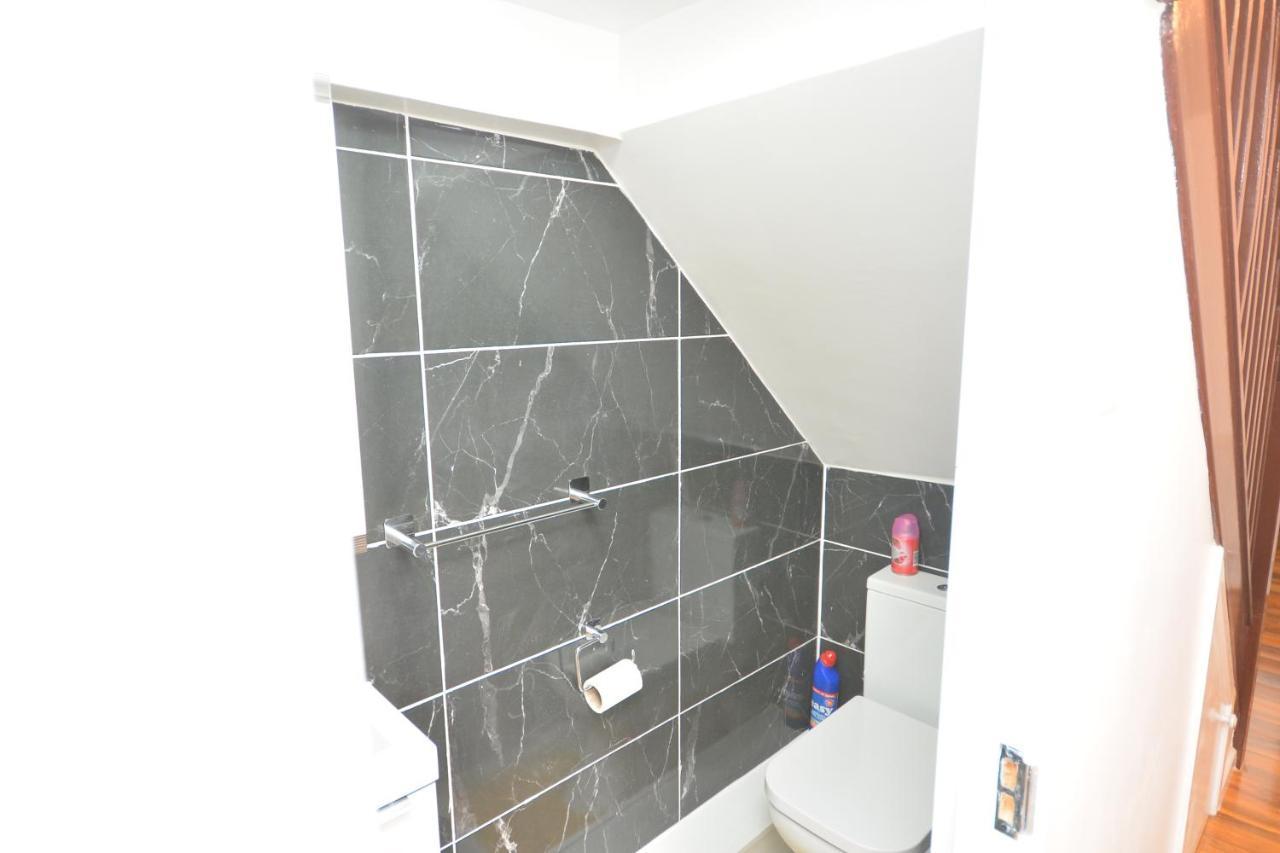 Apartment Newly Refurbished 3 Bedroom House London