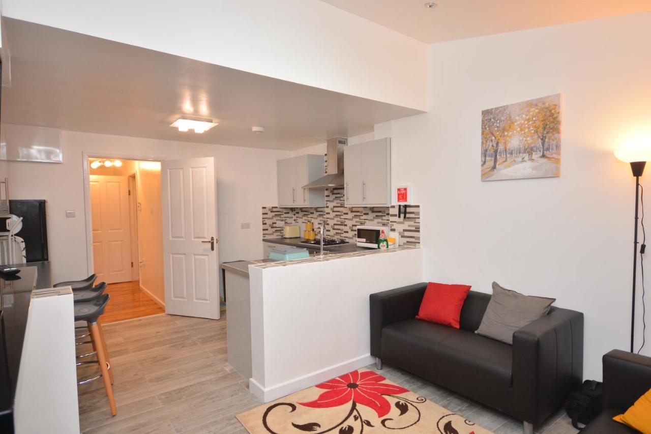 Newly Refurbished 3 Bedroom House Apartment