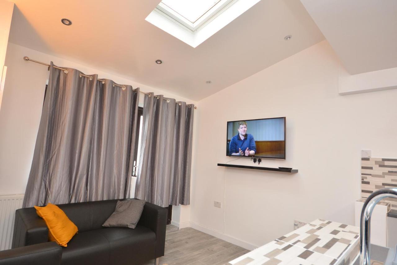 Newly Refurbished 3 Bedroom House Apartment *