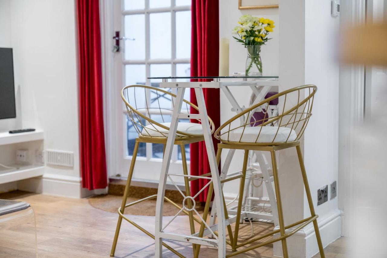 Stylish Flat With Private Yard In Shepherd Bush *