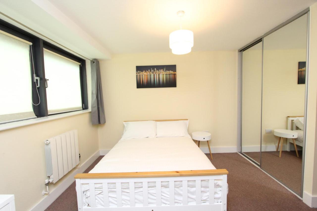 Lovely 2-bedroom In Docklands, E14 Apartment *