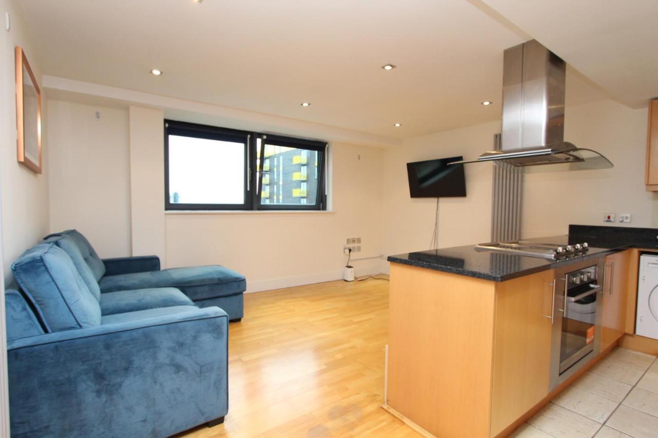 Lovely 2-bedroom In Docklands, E14 Apartment *