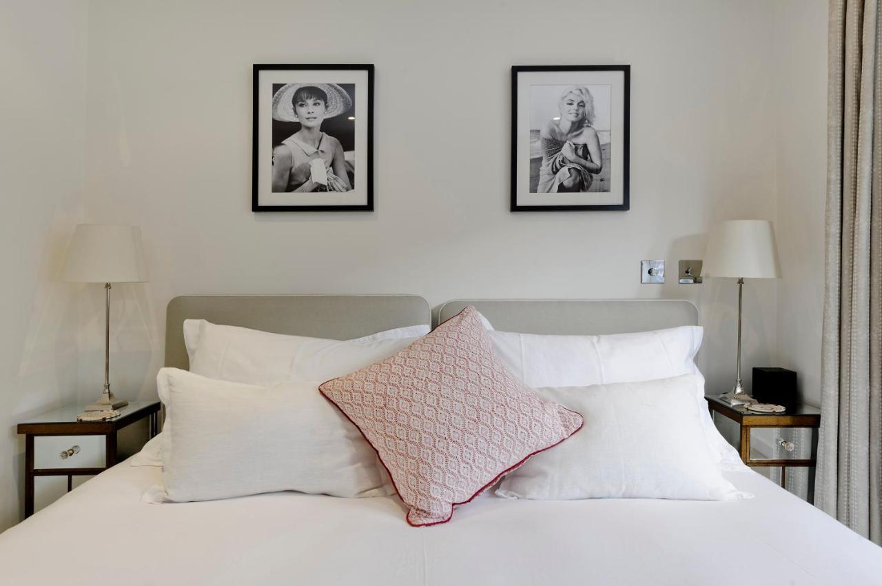 Veeve - White Lights On Wendle Square Apartment London