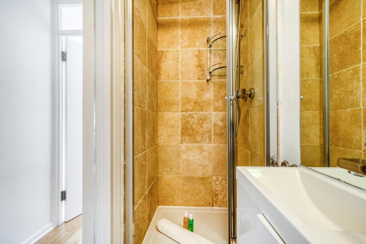 Homely 4 Bedroom House In Brixton Apartment